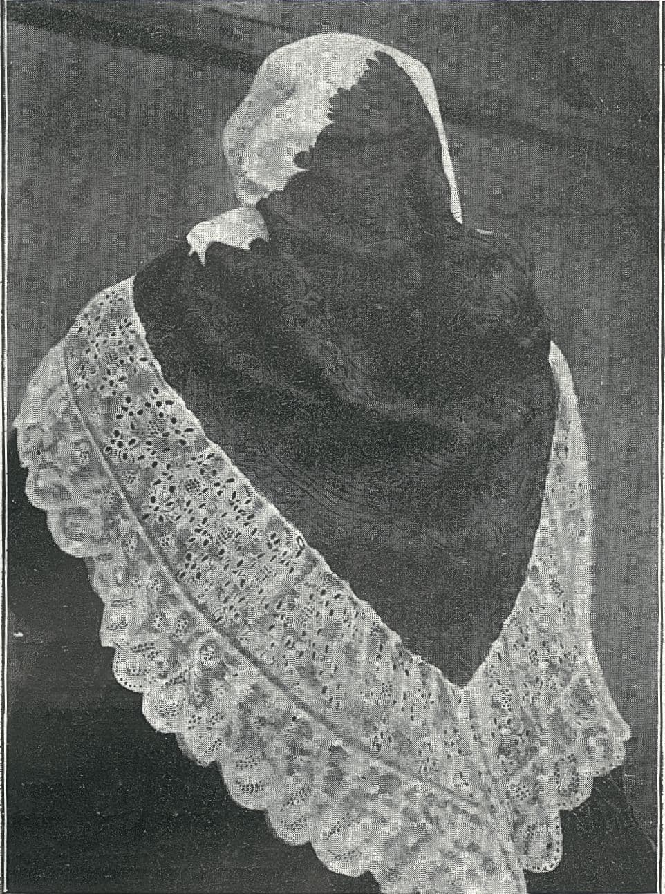 HOFMANN, Josef. Die Volkstracht und ländliche Bauweise des ehemaligen Herrschaftsgebietes von Chotieschau und eines Teiles des Kladrauer Herrschaftsgebietes im 19. Jahrhunderte. Online. Karlsbad: Josef Hofmann, 1923.