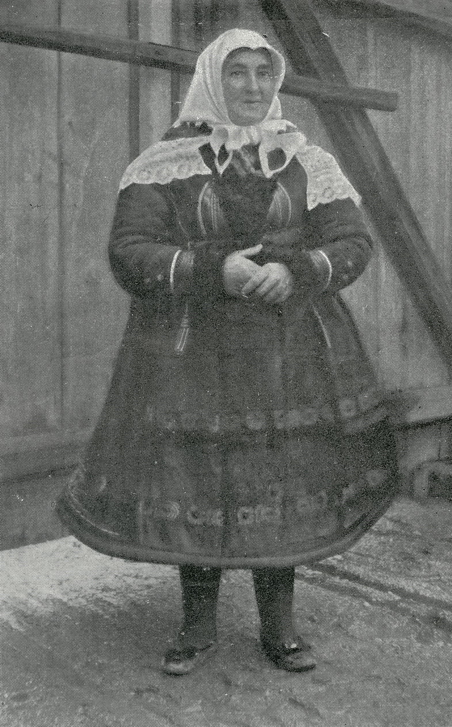 HOFMANN, Josef. Die Volkstracht und ländliche Bauweise des ehemaligen Herrschaftsgebietes von Chotieschau und eines Teiles des Kladrauer Herrschaftsgebietes im 19. Jahrhunderte. Online. Karlsbad: Josef Hofmann, 1923.